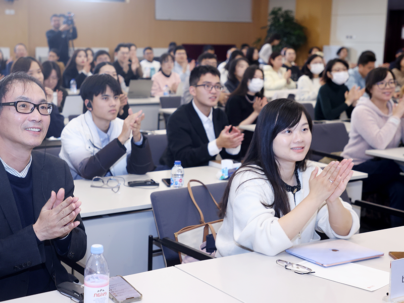 Classroom in Tsingua campus, clapping students