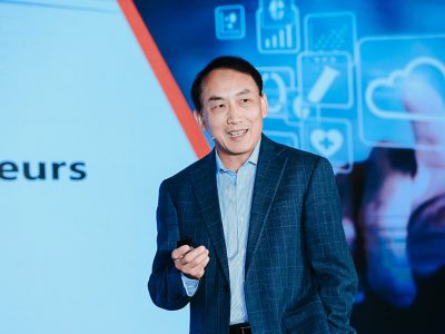 Gang Yu, MS ’86, delivering his talk