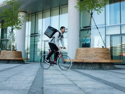 Man on a city bike delivery food