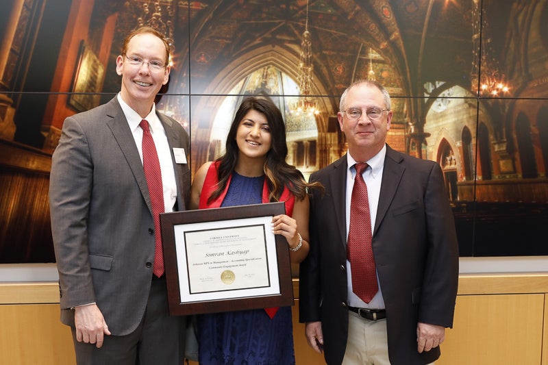 Simran Kashyap with her award