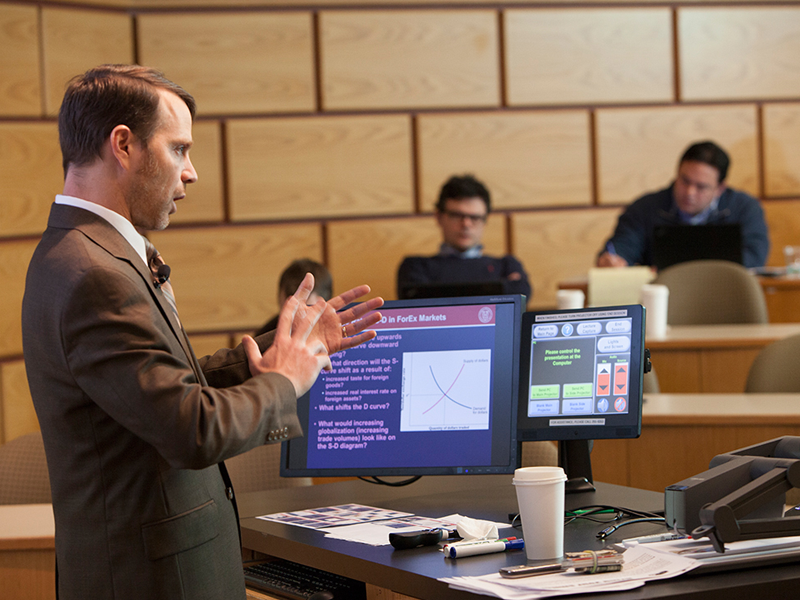 Professor Ori Heffetz teaching in class.
