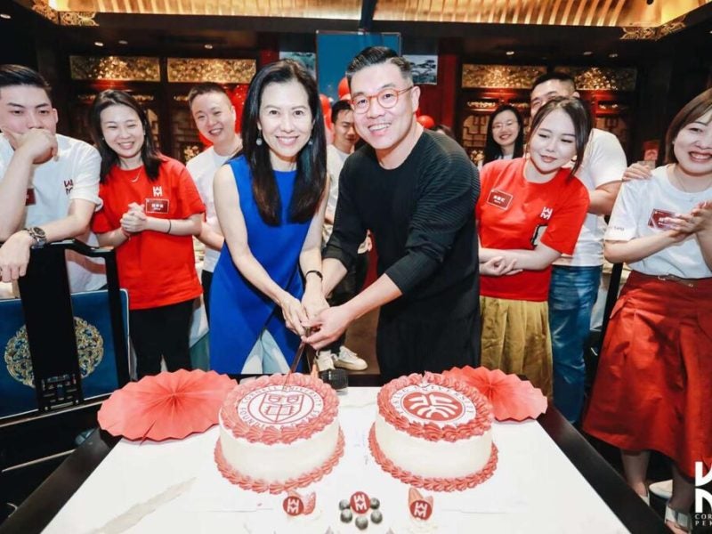 Peking cake cutting with students and leaders form Cornell and Peking University