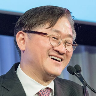 Kyung-Bae Suh, MBA ’87, speaking into a microphone.