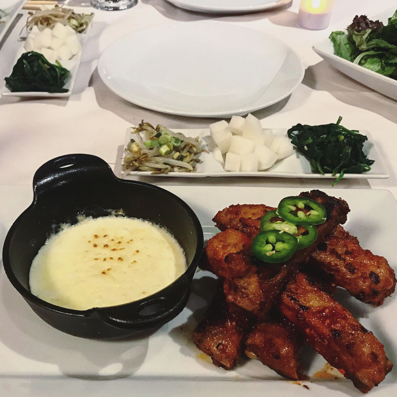 Photo of a plate of food with meat with peppers and dipping sauce