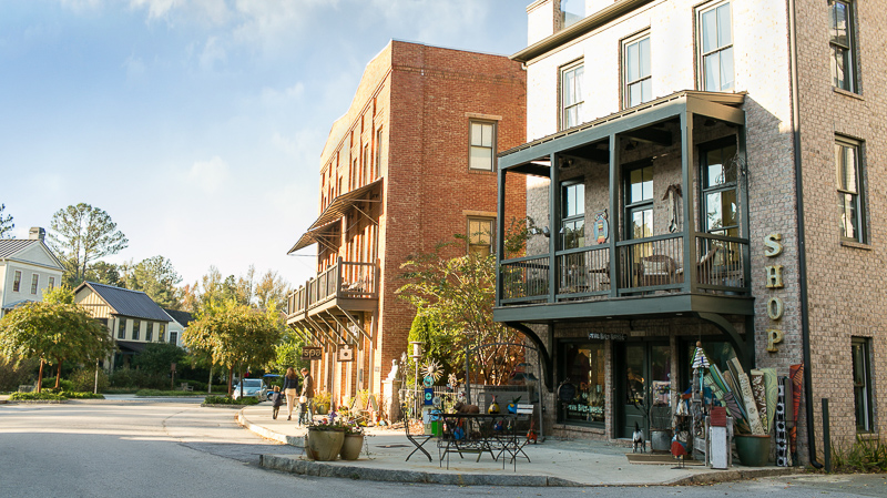 Serenbe street and building