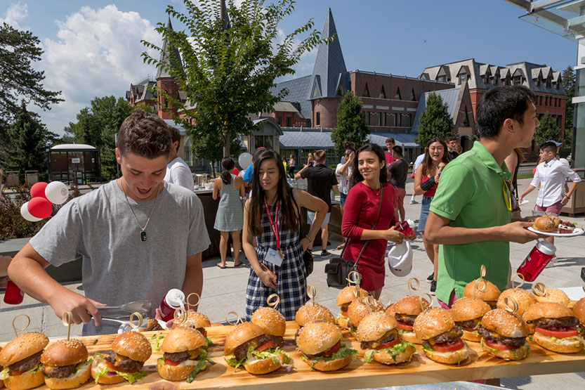 Incoming students enjoy a burger buffet at an Orientation event