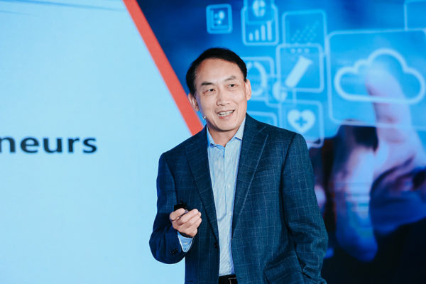 Gang Yu, MS ’86, delivering his talk