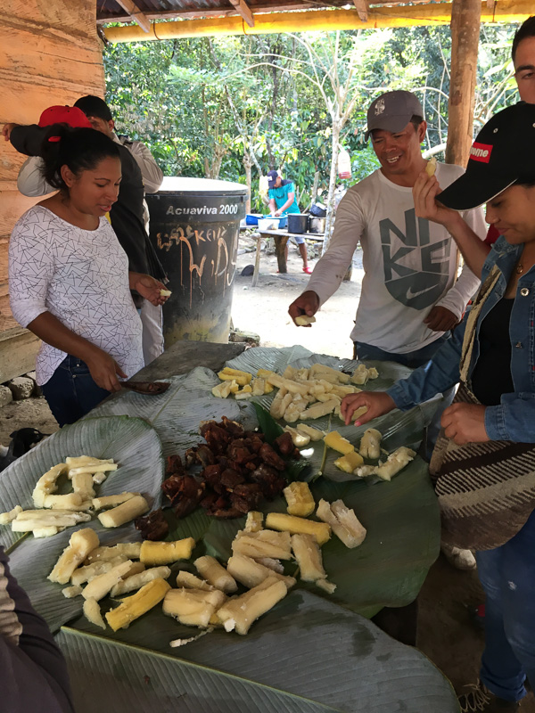 Students cooking with Colombians