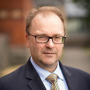 headshot of Peter Balnaves