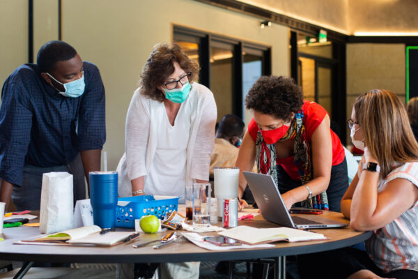 Alessandra Zielinski, MBA '11, facilitates a working session during a leadership development workshop.