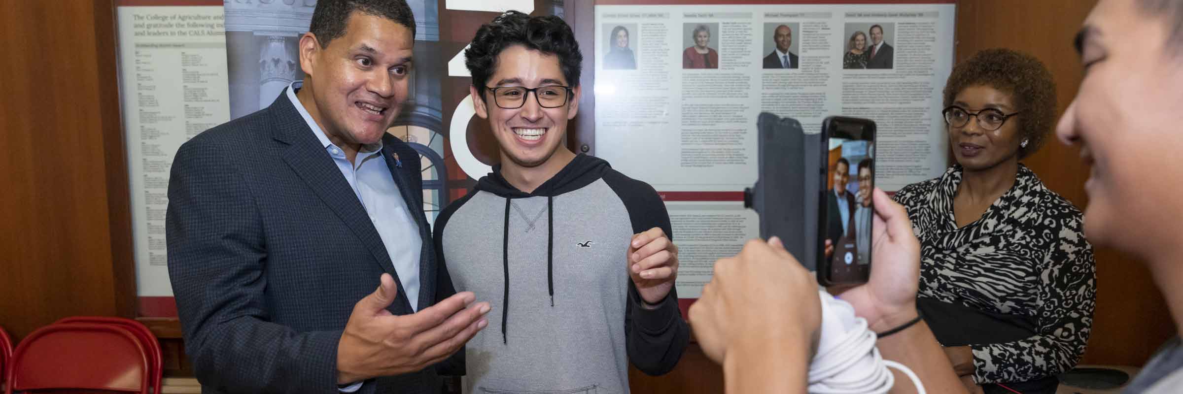 Dyson alum Reggie Fils-Aimé poses for photos with Cornell students.