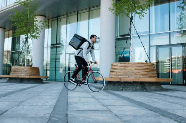 Man on a city bike delivery food