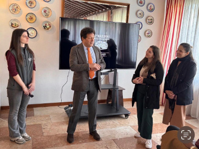 Antonio Guarda Nardini discussing the distillery’s 245-year legacy with Cornell students. From left: Nardini, Sadie Mecham, MHA ’27, and Melissa Linares, MBA/MS ’26.