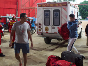 Students deliver equipment to Bomberos Tarapoto 71.